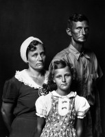 http://bernalespacio.com/files/gimgs/th-47_Mike Disfarmer Untitled, (Mother and father with daughter, serious facial expressions), 1939-46.jpg